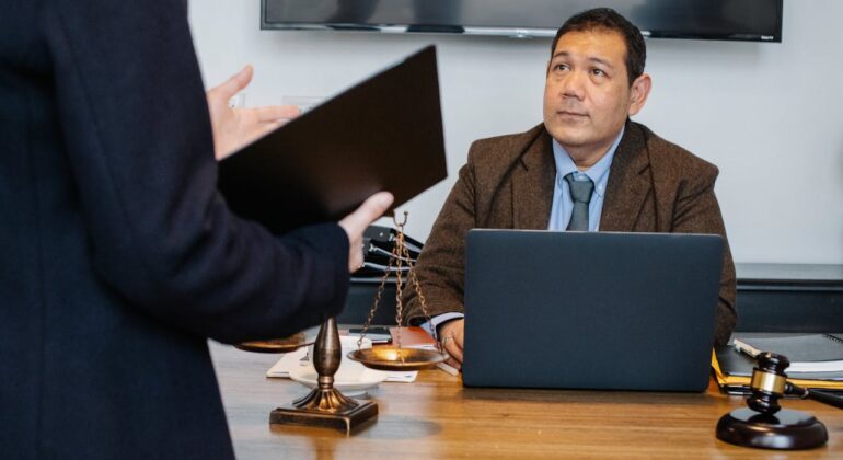 pexels-sora-shimazaki-5668798